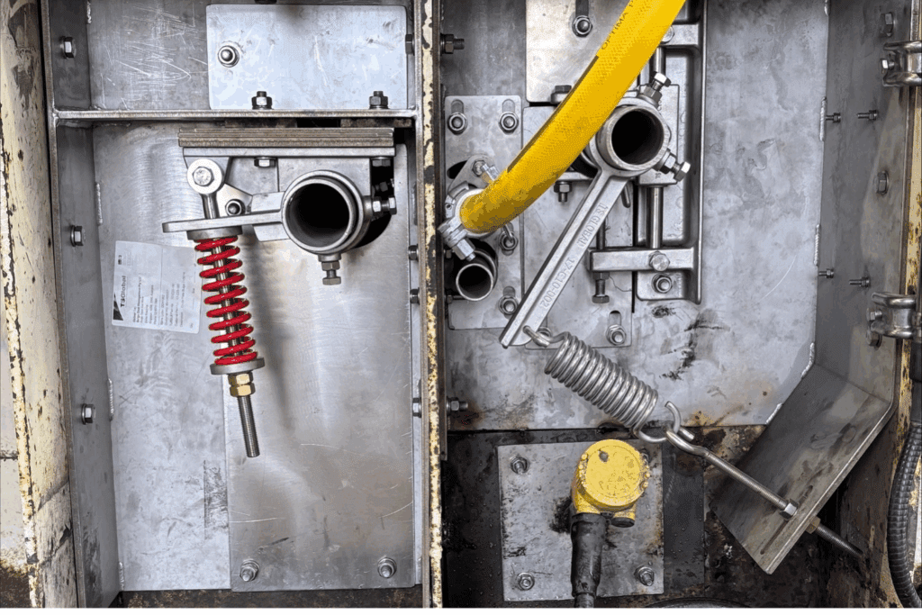 Boosting Safety and Efficiency: The Power of AS4024-Compliant Retractable Conveyor Belt Cleaners and Spray Poles